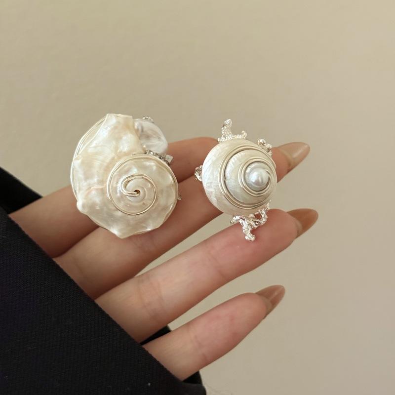 Bohemian-style handmade ring featuring natural seashells High-end, vintage-style ocean-themed oversized conch shell stacking rings
