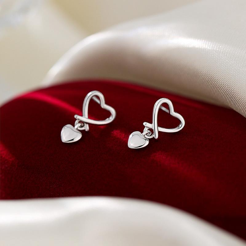 Fashionable Commuting Heart-shaped Earrings with Delicate and Fashionable Feminine Temperament, Simple Earrings, Mini Heart-shaped Earrings