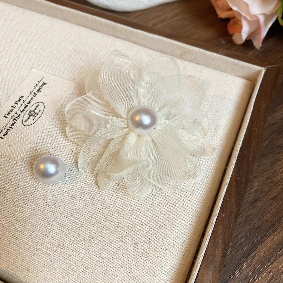 Серьги-гвоздики из ткани в виде цветка «Серебряная игла» со стеклянной бахромой, средние, с антикварным темпераментом, дизайнерские, нишевые