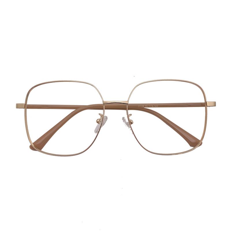 Может быть оснащен квадратной большой оправой для очков с защитой от близорукости и большой пластиной на ножке для женщин