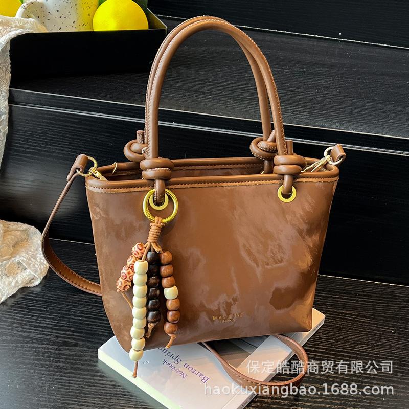 Популярные в этом году маленькие сумки - это женские осенне-зимние универсальные новые ретро простые сумки-мессенджеры, портативные сумки-ведра 2025