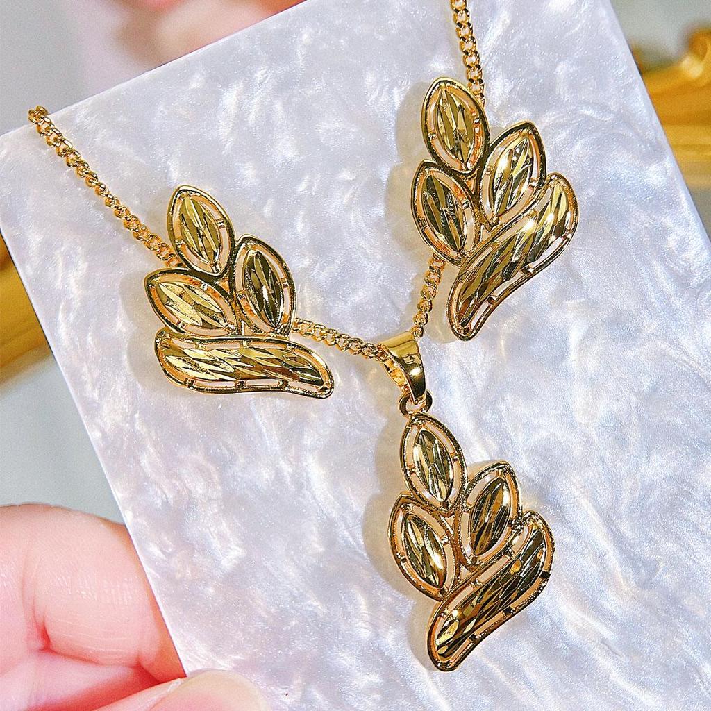 CMM 2PCS Retro Palace Jewelry Set Golden Leaf Shape Brushed Craft Clavicle Chain Pendant Necklace Earrings Women's Party Jewellery Accessories