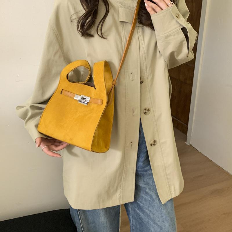 Популярные в этом году маленькие сумки — это женские осенне-зимние универсальные новые ретро-сумки-мессенджеры 2025 года, портативные сумки-ведра в корейском стиле.