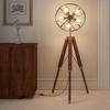 Торшер на штативе из латуни, золота и алюминия с металлическим абажуром и деревянным и алюминиевым основанием, Торшер на штативе с регулируемым деревянным штативом