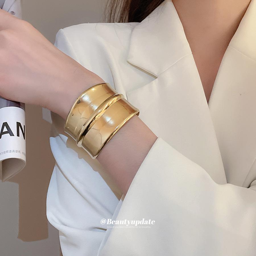 Металлический браслет-манжета с неровной волнистой текстурой: Универсальные модные украшения для женщин