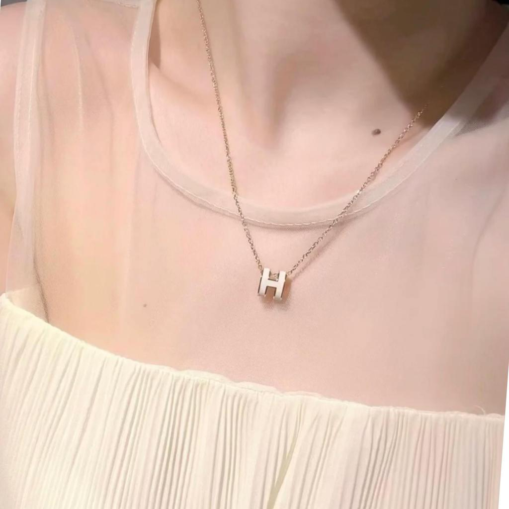 Женское высококлассное эмалированное колье Hermes с буквой H, 18-каратное розовое золото, универсальный нетускнеющий кулон на ключицу