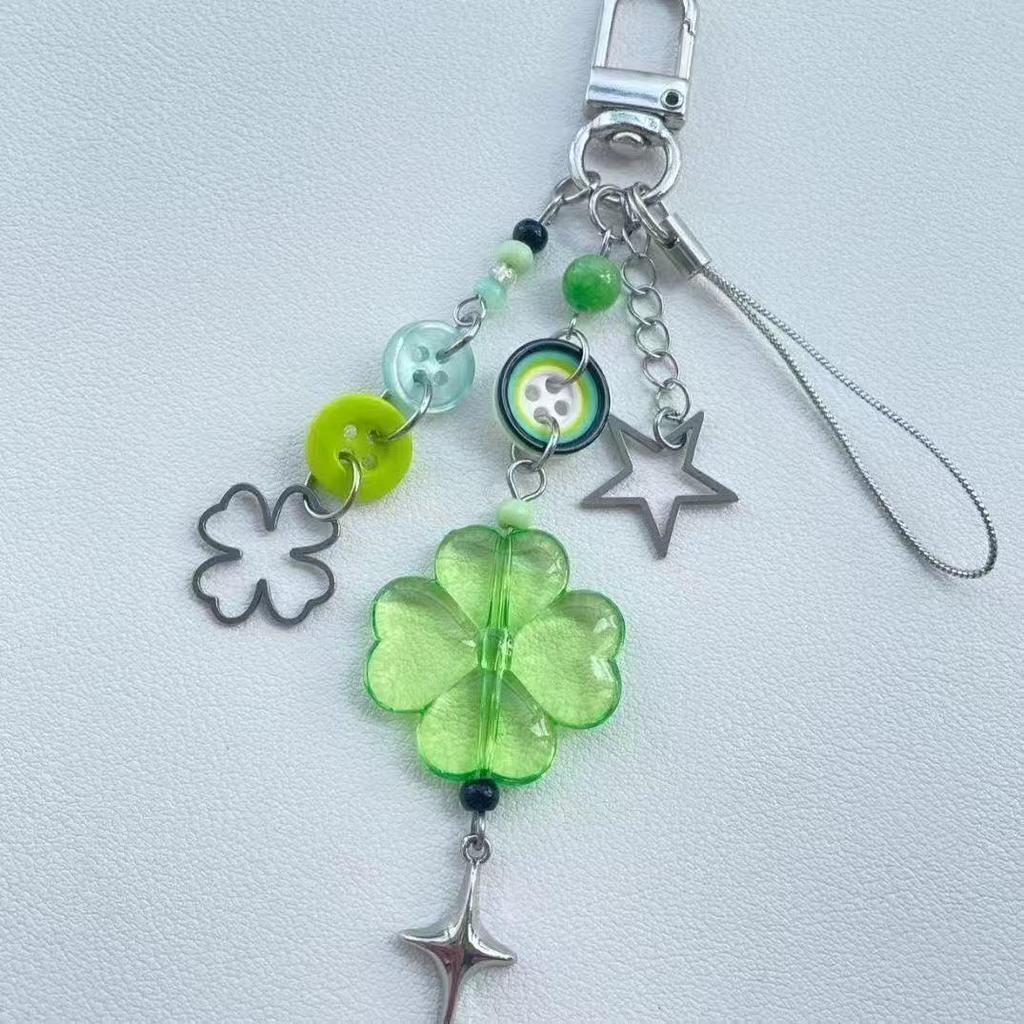 Олдскульный брелок-подвеска для телефона из бисера «Счастливый четырехлистный клевер»