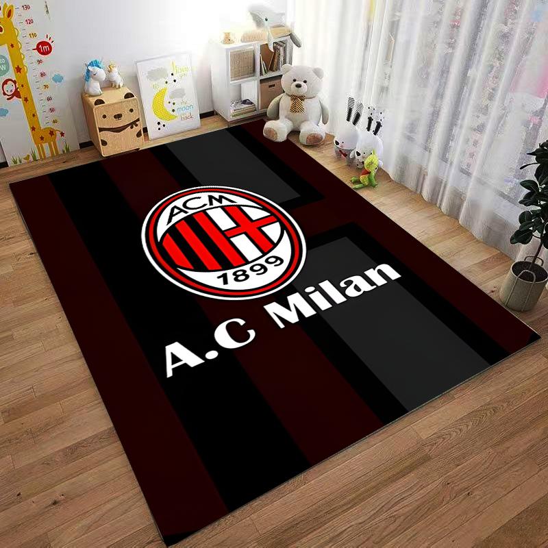 Ковер AC Milan в полоску с логотипом и надписью в черно-красных тонах. Подходит для использования в качестве противоскользящего покрытия для гостиной, спальни, диванов.