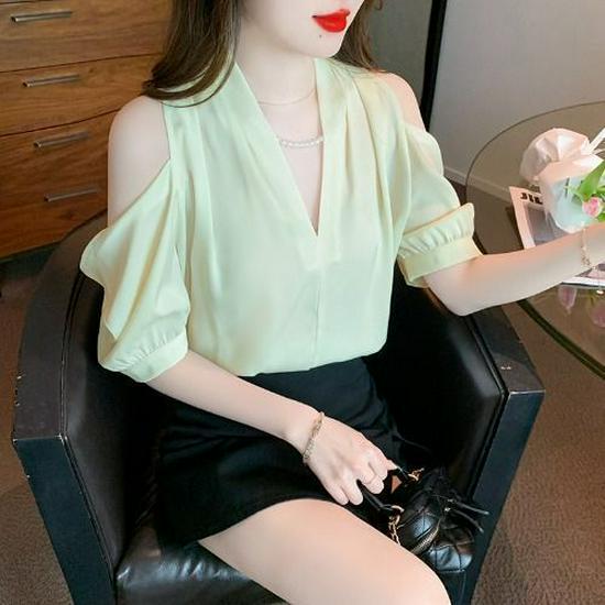 Шикарный топ с открытыми плечами, V-образным вырезом и короткими рукавами - Стильный и модный летний маст-хэв