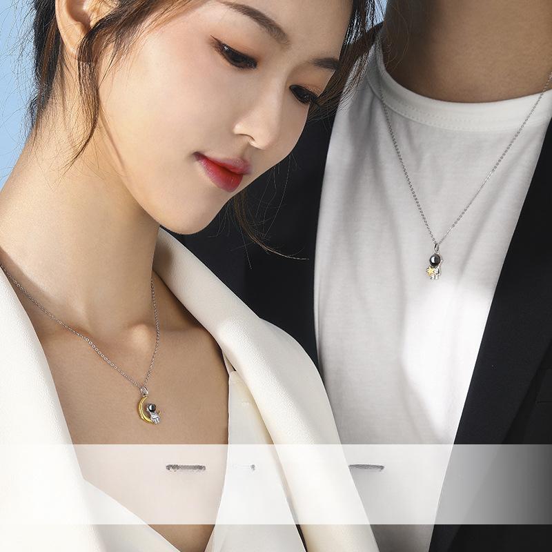 Astronaut Projection Couple Necklace, Male and Female Pair, Astronaut Star Picking and Moon Ranging Pendant, Collar Chain