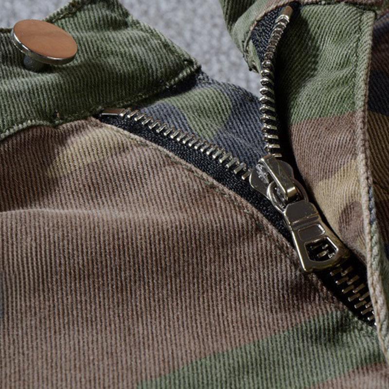 «Джинсы скинни Amiri с камуфляжными нашивками и рваными вставками – Узкий крой с множеством карманов»