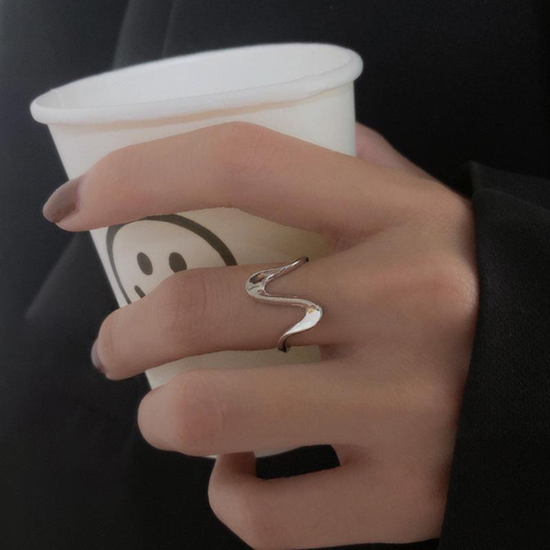 Женское регулируемое кольцо с геометрической волной: Простой, универсальный дизайн