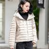 МОДА белый утиный пух легкий женский короткий 2024 новый корейский вариант с капюшоном свободный модный теплый легкий пальто Одежда