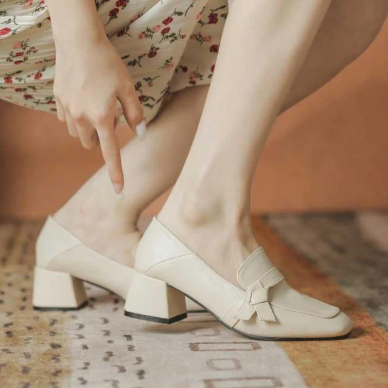 2024 Лидер продаж Новые женские туфли на высоком каблуке Осенние толстые каблуки Глянцевые дизайнерские туфли Модные женские туфли Лоферы с квадратным носком