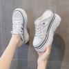 Ленивые тапочки с закрытым носком женские летние для улицы 2025 новые полые дышащие на внутренней платформе обувь маффины белая обувь