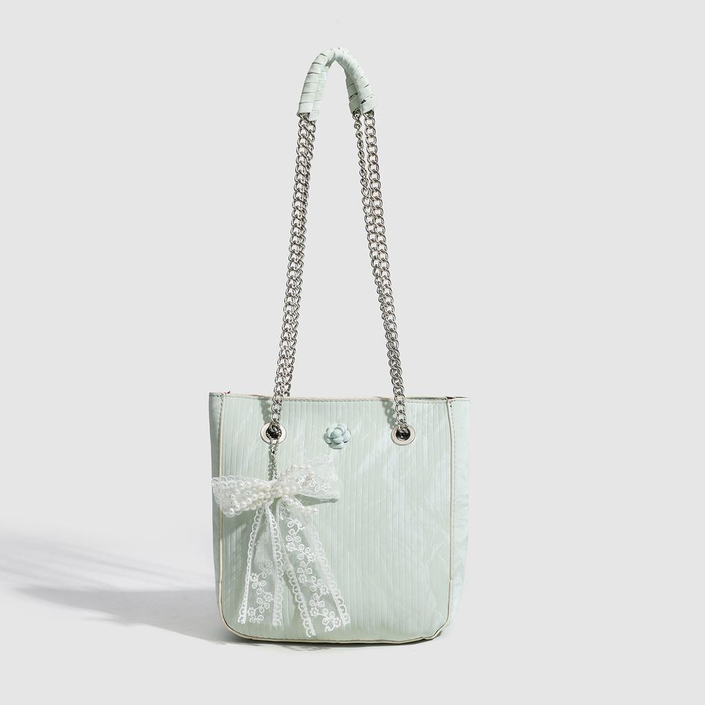 Осенняя женская сумка-тоут с вертикальным кружевным бантом и подвеской. Дизайн женской сумки.