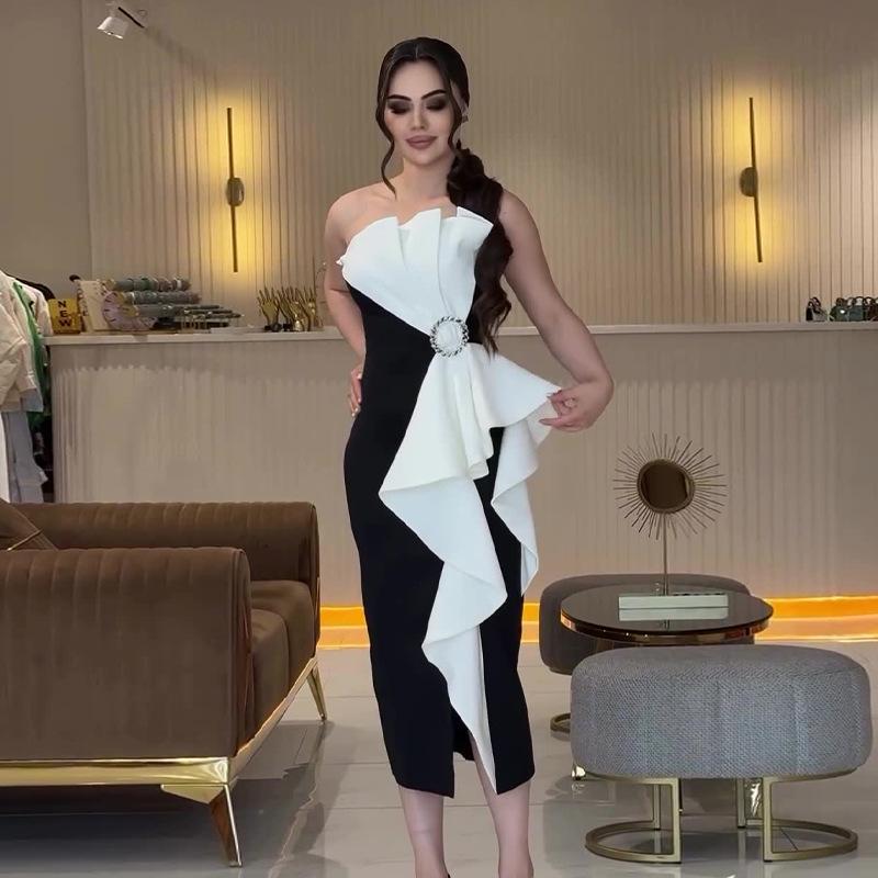 Летнее женское платье без бретелей облегающего кроя с 3D-бантом