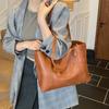 Ретро сумка-тоут для通勤 женская 2025 новая модная повседневная портативная сумка на плечо нишевая большая вместимость подмышечная сумка