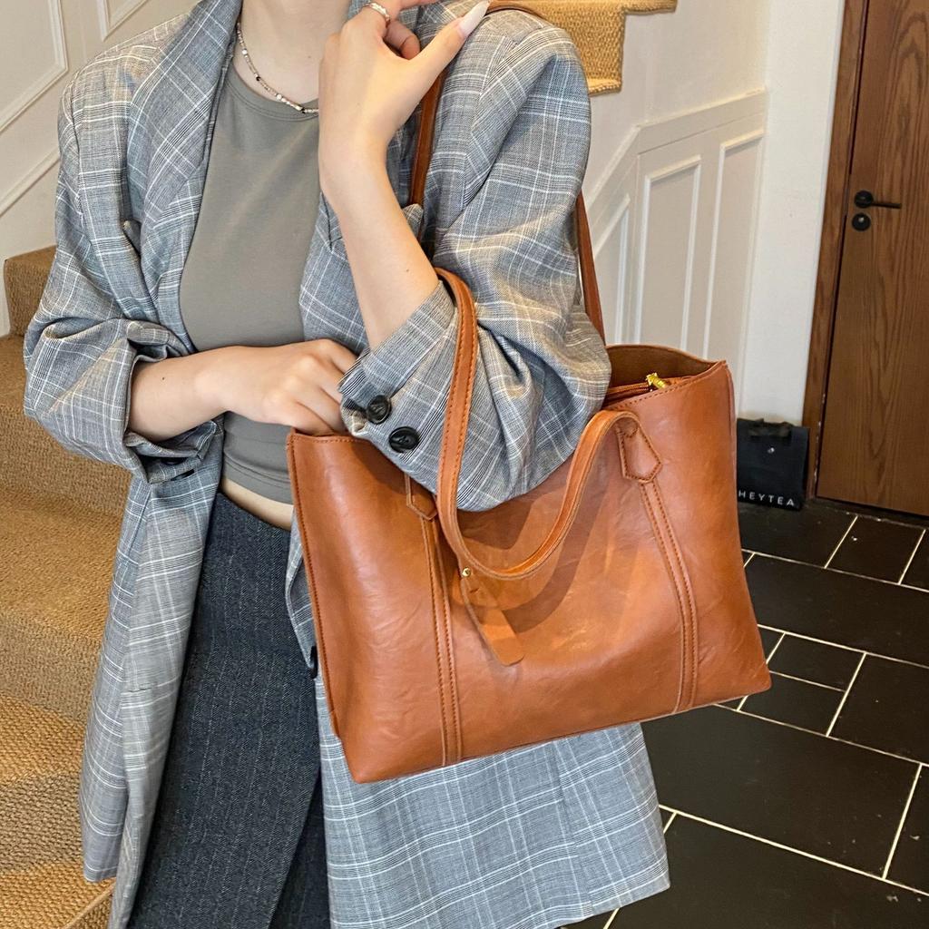 Ретро сумка-тоут для通勤 женская 2025 новая модная повседневная портативная сумка на плечо нишевая большая вместимость подмышечная сумка