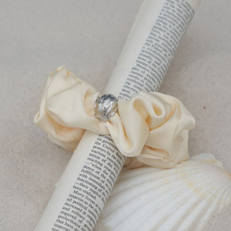 Cotoit Shell Satin Hair Scrunchie_Слоновая кость