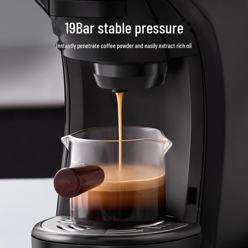 Полностью автоматическая многофункциональная капсульная кофемашина CAFELFFE — компактный итальянский дизайн для домашнего использования.