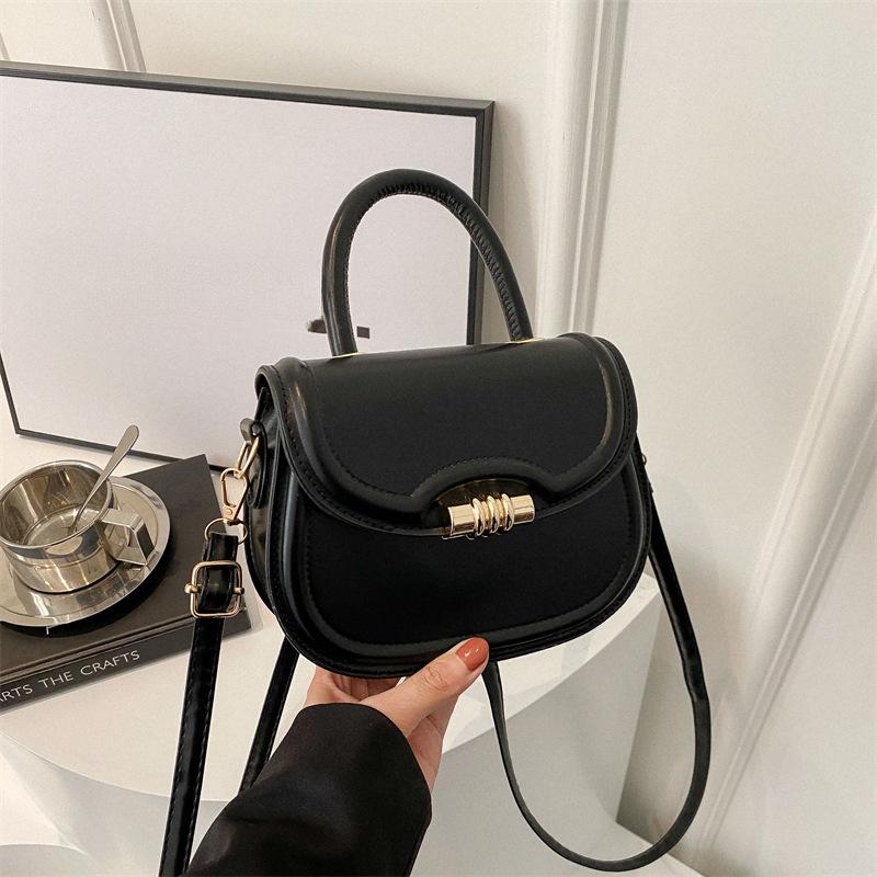 Весенняя нишевая мода сумка на одно плечо популярная однотонная сумка новая тенденция простая косая сумка-седло для通勤