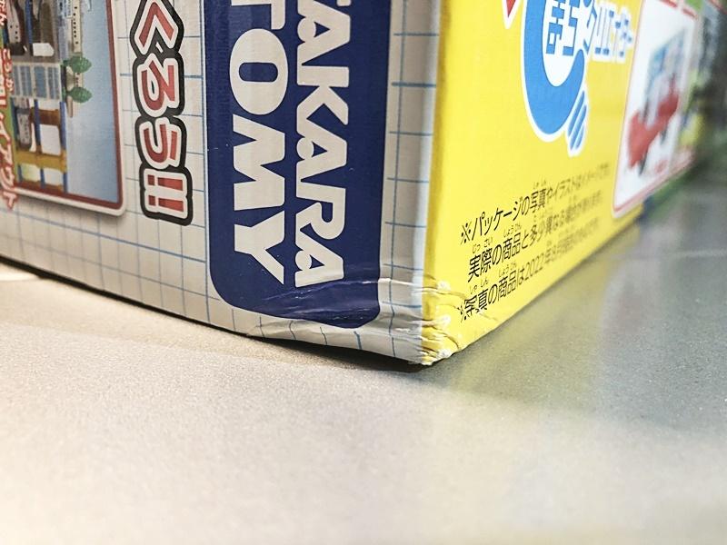 Стройте и запускайте поезда в модели железной дороги Tomica и Plarail My Town Kit! В углах — город Plarail! - (Новый, В наличии) Коробка повреждена.