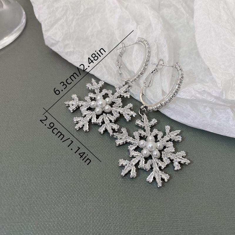 A Pair of Elegant Christmas and New Year Zircon Snowflake Imitation Earrings, Suitable for Women and Girls, Festive Celebration Party Banquet Jewelry