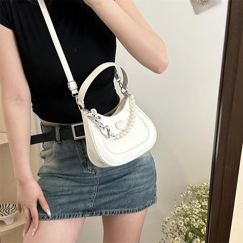 Жемчужная сумочка женская 2024 новая трендовая корейская нишевая сумка подмышку премиальная иностранная сумка-мессенджер сумка на плечо