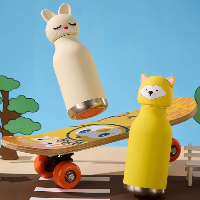 Детский термокружка объемом 450 мл с креативным дизайном в виде животных и крышкой в виде головы животного.