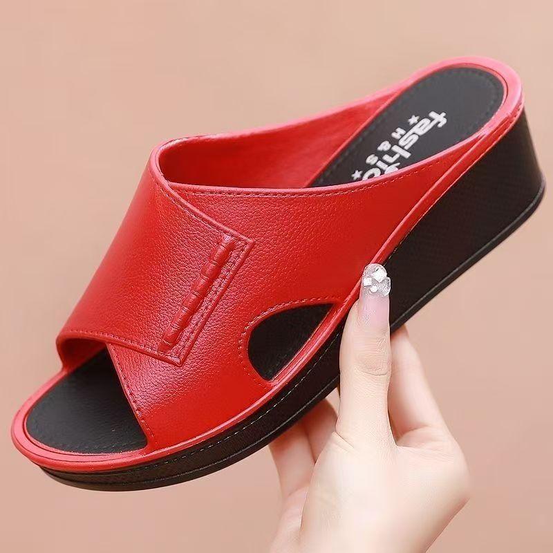 Женские летние новые тапочки с открытым носком на платформе и танкетке, полые тапочки с мягкой подошвой, нескользящие, против запаха, домашние тапочки, уличные тапочки, сандалии