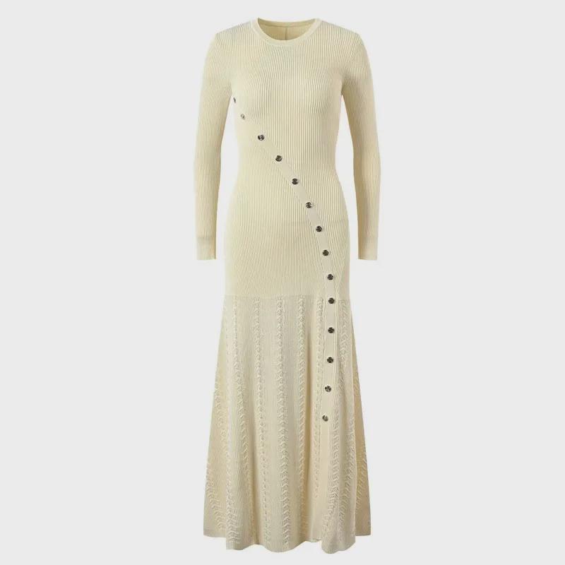 Шикарное платье-свитер с длинными рукавами и косыми металлическими пуговицами