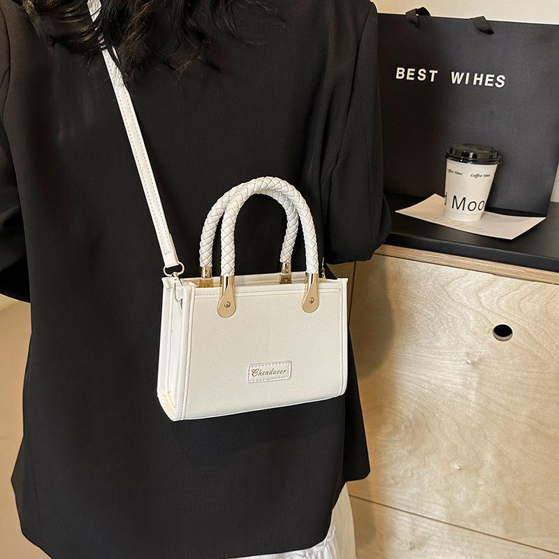 Женская темпераментная простая маленькая сумка 2025 весна новая высокая ценность универсальная на плечо сумка-мессенджер маленькая квадратная сумка