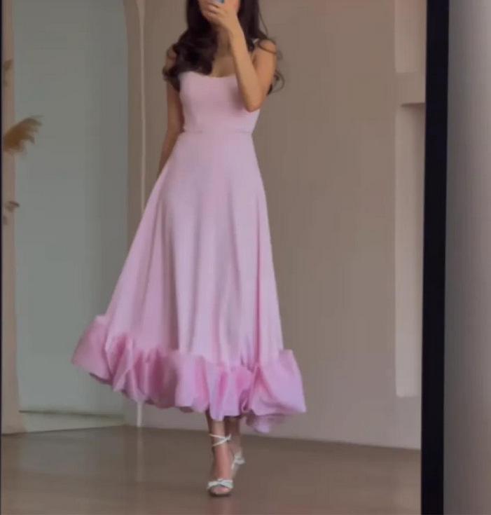 Платье-трапеция с цветочным принтом и объемными цветами весна/лето 2023 г.