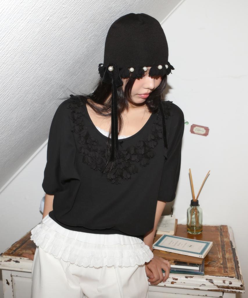 NOFFICIALNOFFICE Flower Deco Ribbon Top Black
