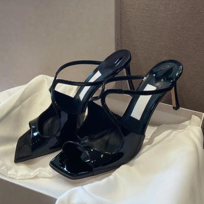 Модные шлепанцы женские 2025 лето новый стиль лакированная кожа тонкий каблук ажурные сказочный стиль сандалии на высоком каблуке с ремешком через плечо