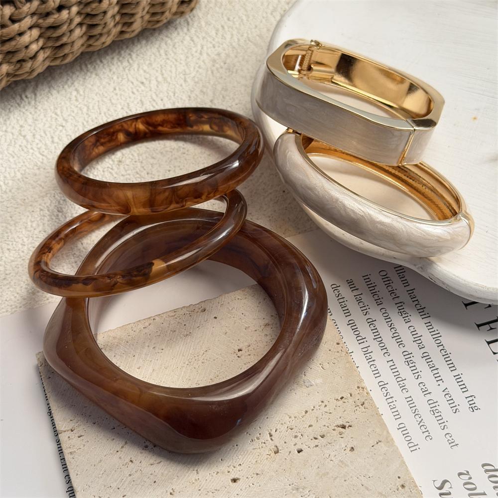 Vintage Punk Brown Thick Resin Acrylic Smudging Bangles for Women Irregular Geometric Wide Cuff Bangle 2026 Fashion Jewelry Gift