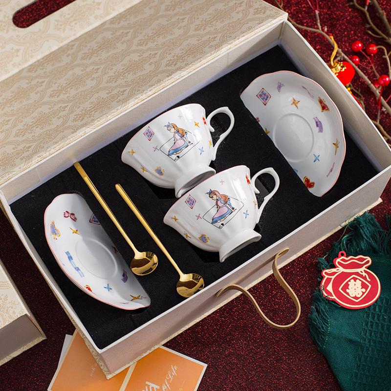 Кофейная чашка Алиса: Женский подарок на Новый год, День рождения, Свадьбу, Новоселье или для послеполуденного чая