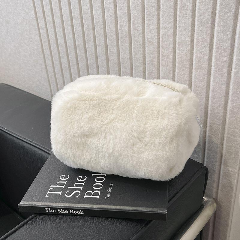 Ins Macaron Plush Cosmetic Bag Pencil Bag Girl Candy Color Hand Bag Bankquet Party Lady Cosmetic Bag Makeup Organizer 2024