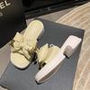 Модные женские тапочки на толстой подошве, лето 2024, новые повседневные универсальные сандалии с металлическим декором и бабочкой, роскошные дизайнерские сандалии