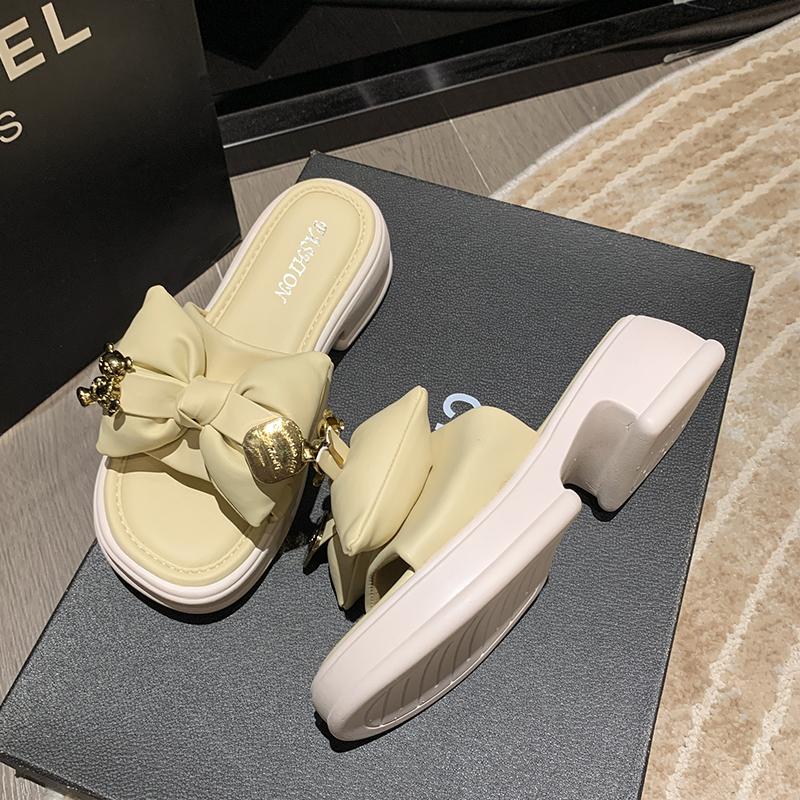 Модные женские тапочки на толстой подошве, лето 2024, новые повседневные универсальные сандалии с металлическим декором и бабочкой, роскошные дизайнерские сандалии