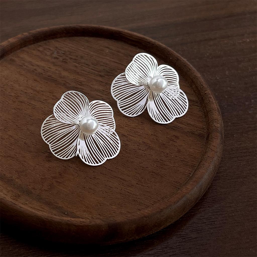 Light Luxury Heavy-Duty Shiny Floral Earrings: Artistic Retro Style Stud Earrings with High-End Feel for Brides