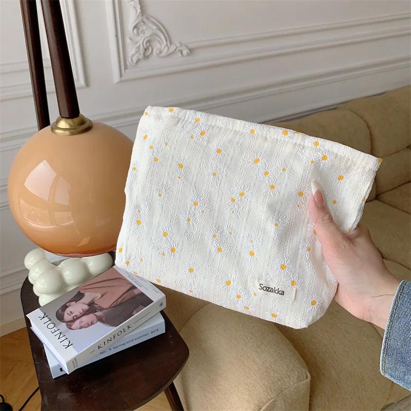Vintage Flower Women's Cosmetic Bag Love Heart Ladies Portable Clutch Purse Handbags Female Daily Lipstick Makeup Storage Bags