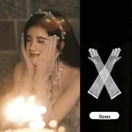 Длинные перчатки из белого атласа и кружева с бриллиантами для свадебных и торжественных фотосессий