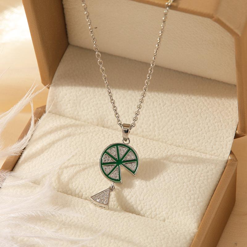 Подвеска-ожерелье Изумрудная бабочка: Роскошная титановая стальная ключичная цепочка для женщин