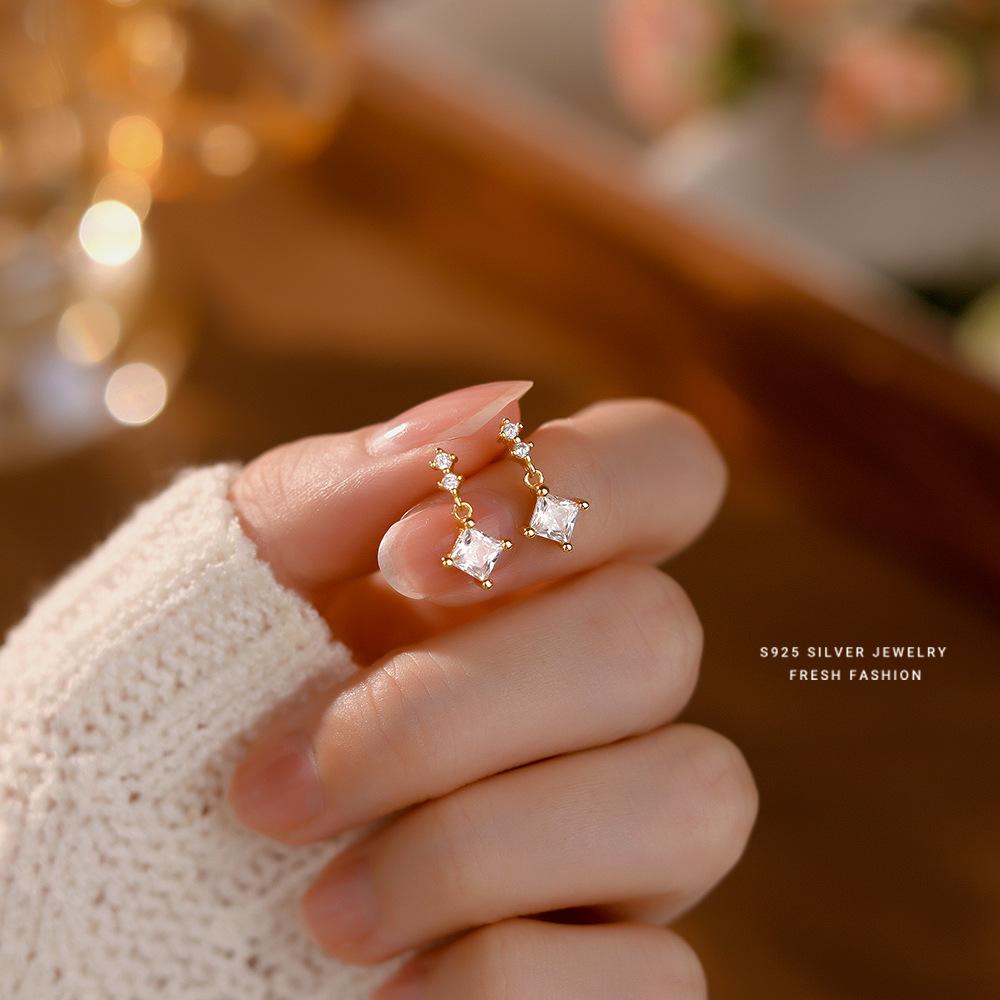 925 Sterling Silver Korean Fashion Inlaid Shiny Zircon Earrings for Women Exquisite Temperament Party Jewelry Accessories