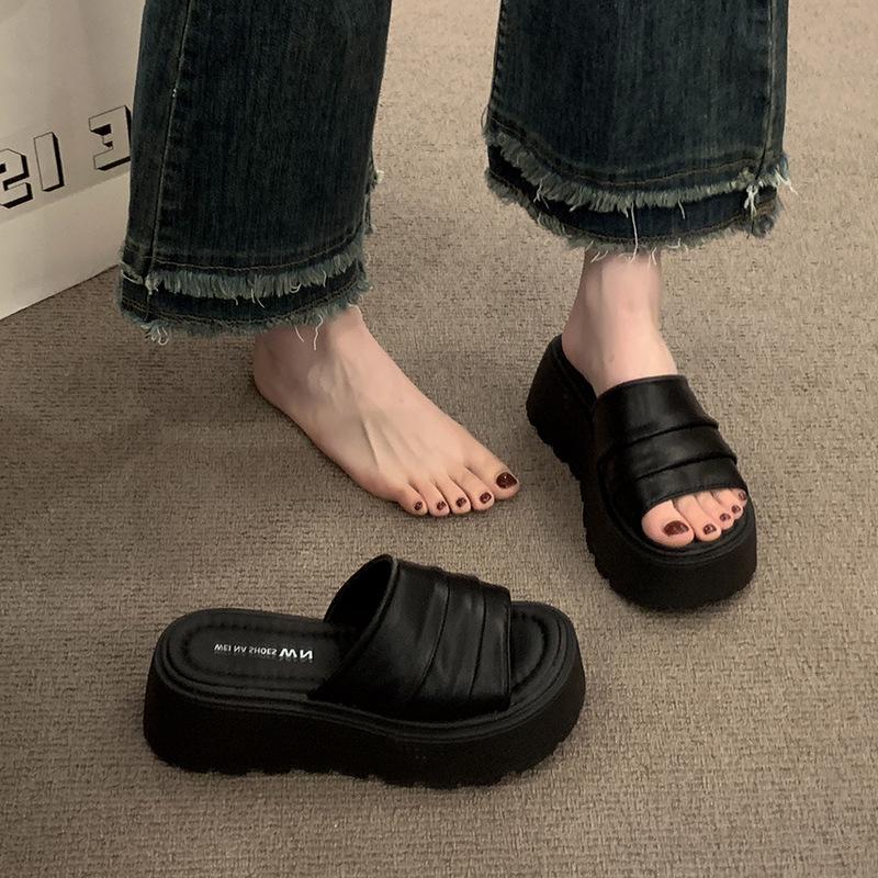 Босоножки женские маленькие человек показывает рост 2025 новые супер огонь красивые сандалии серебряные тапочки морское побережье пляж женская юбка