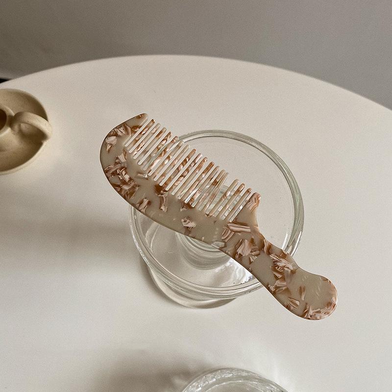 Элегантный и компактный гребень для волос из ацетата под черепаховый панцирь для удобной переноски.