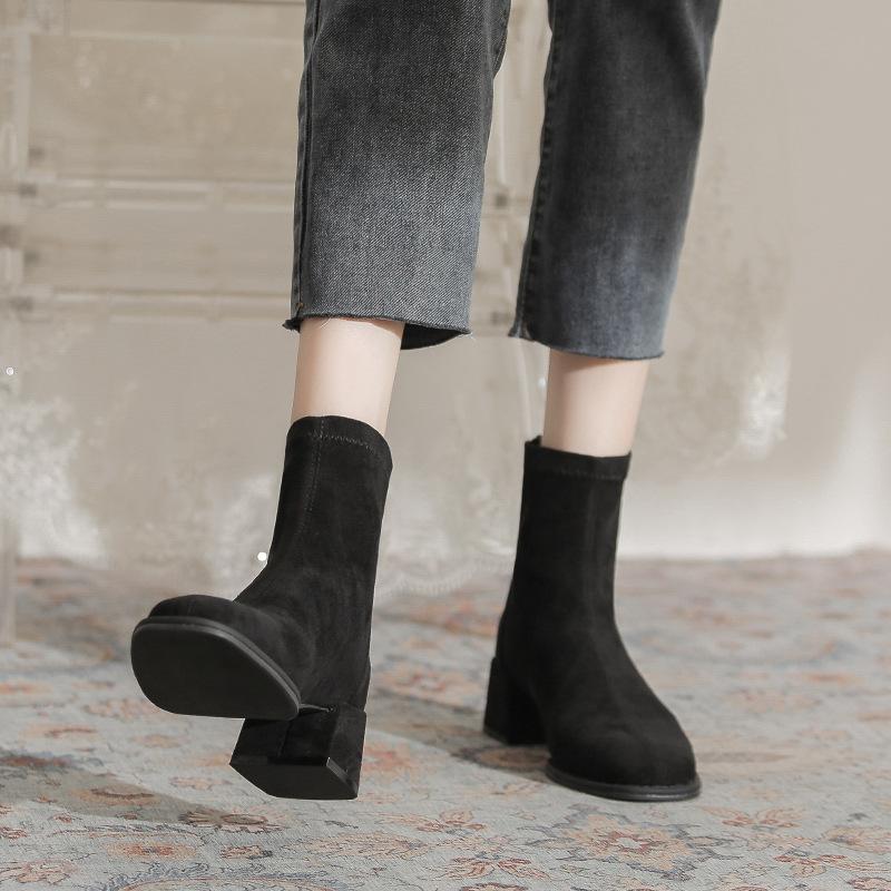 Французская замша толстый каблук короткие ботинки женские 2025 новые задняя молния квадратный носок тонкие ботинки повседневная носка высокий каблук женские ботинки