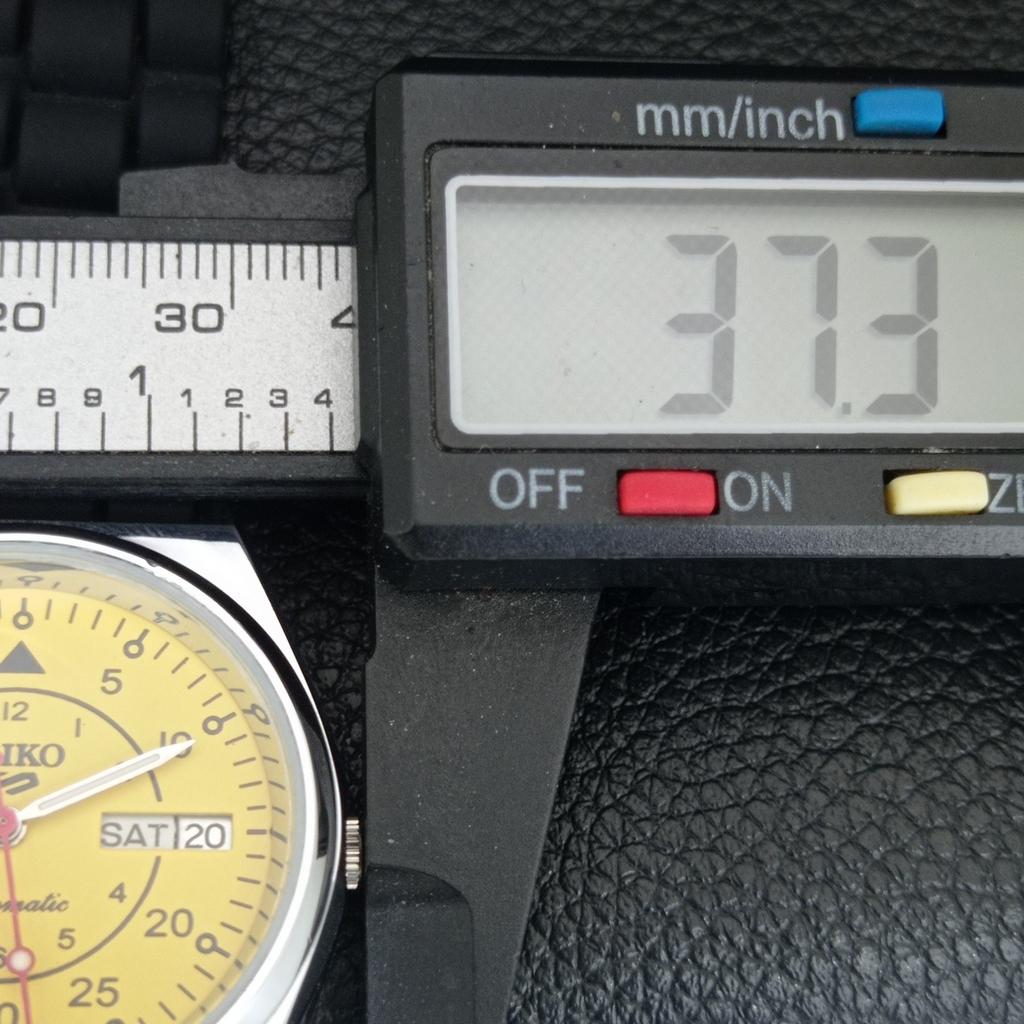 ЯПОНСКИЕ ВИНТАЖНЫЕ ОТРЕМОНТИРОВАННЫЕ МУЖСКИЕ АВТОМАТИЧЕСКИЕ ЧАСЫ SEIKO 5 С ЖЕЛТЫМ ЦИФЕРБЛАТОМ a444776-1